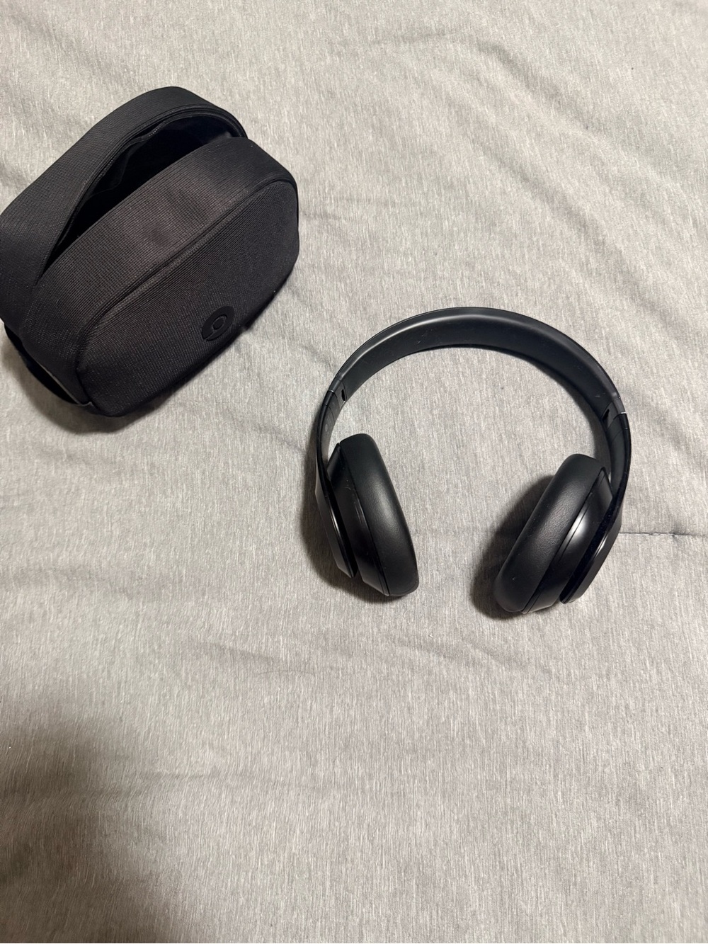 Beats by Dre Over-Ear Headphones in Black with Carry Case
